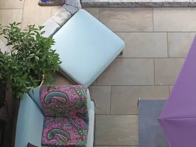 Moderne Keramikplatten im harmonischen Zusammenspiel mit Blockstufen aus Muschelkalk-Naturstein.
