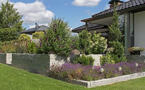 Lavendel Beete mit Granit Mauer