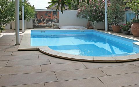 Platten als Poolumrandung
