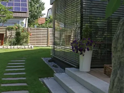 Moderner Garten mit saftigem Fertigrasen, eleganten Trittstufen und fachgerechter Gartengestaltung.
