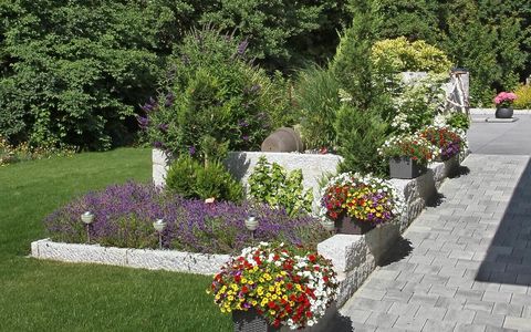 Gepflasterte Rampe mit Natursteinmauer