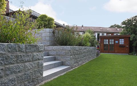 Naturstein Hangabsicherung mit Treppen