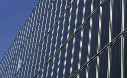 Eine moderne, strukturierte Gebäudefassade bietet Schutz vor Sonne und Einblicken. Innovativer Sichtschutz am Objekt.