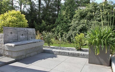 Granit mit keramischen Platten kombiniert