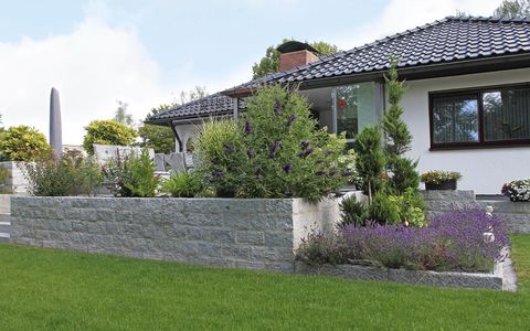 Granitrabatten bepflanzt