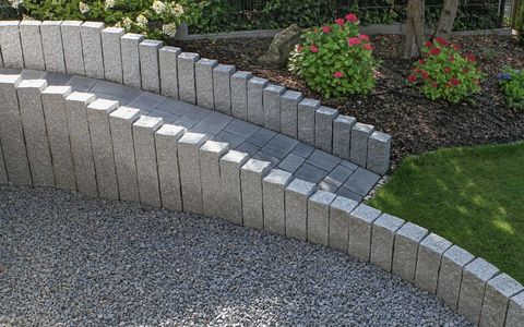 Gepflasterte Rampe mit Palisaden Einfassung