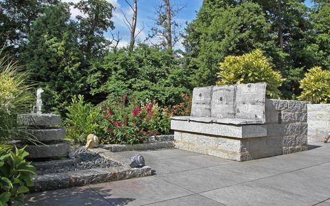 Naturstein Bank gemauert mit Wasserspiel