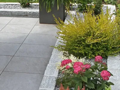 Schmales Kiesbeet als Element der modernen Gartengestaltung & Gartenpflege entlang einer Terrasse.