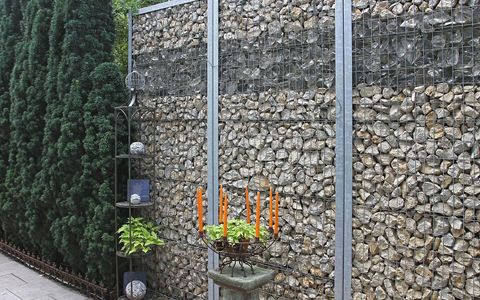 Gabionenwand mit Glasschotter und Naturstein