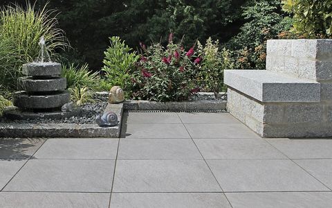 Naturstein Granit grau Bank mit Wasserspiel