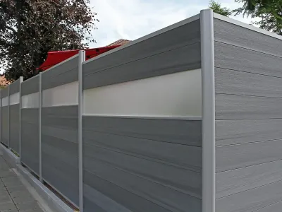 Ein moderner WPC-Sichtschutzzaun schützt die Terrasse und das Grundstück vor neugierigen Blicken.