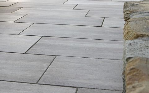 Platten mit Kunstharzfuge