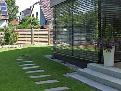 Ein frisch verlegter Rollrasen mit Trittsteinen im Rahmen unserer Gartengestaltung & Gartenpflege.