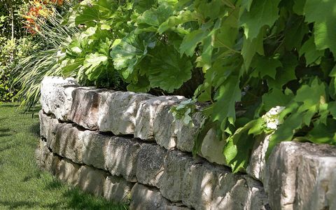 Trockenmauer mit Bepflanzung