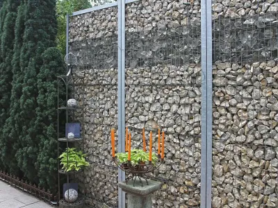 Detailansicht einer Gabionenwand aus Naturstein kombiniert mit Glasschotter für moderne Gartengestaltung.